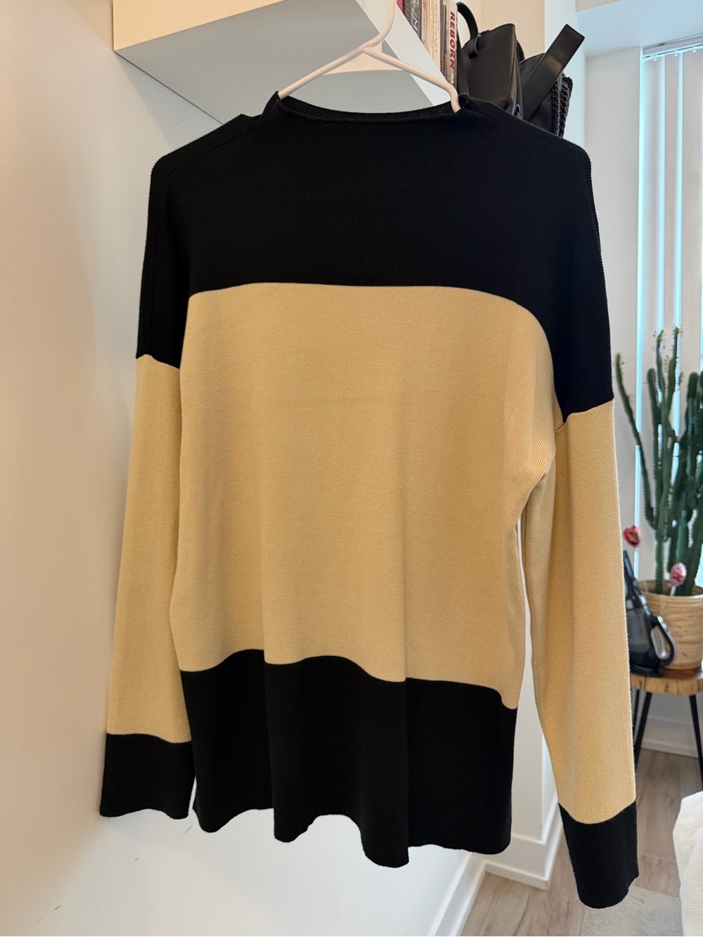 🇳🇱 Brand Black & Cream Colorblock Long-Sleeve Women's Top